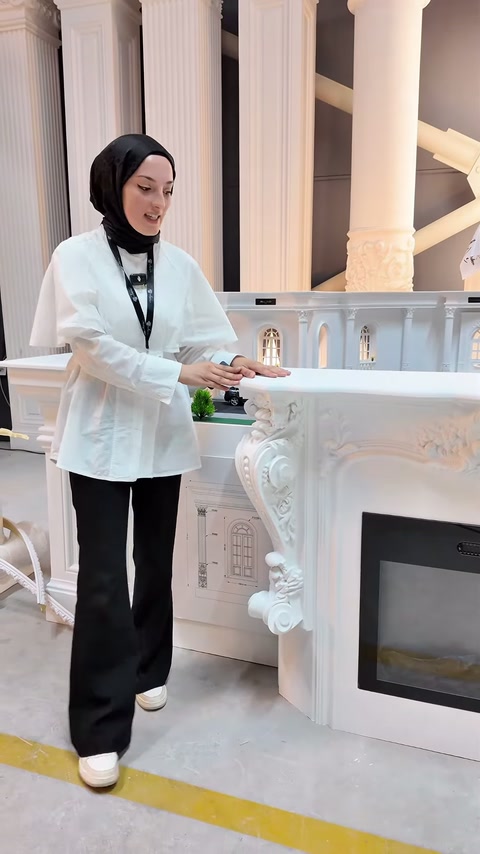 Sunucu şömine köşesindeki kıvrımlı süslemeyi yakından gösteriyor