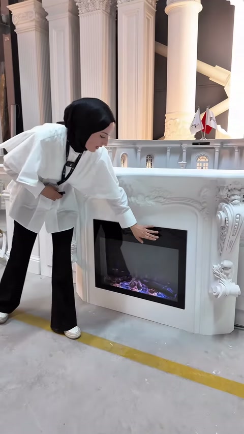 Elektrikli haznedeki renkli alev efekti sunum sırasında gösteriliyor