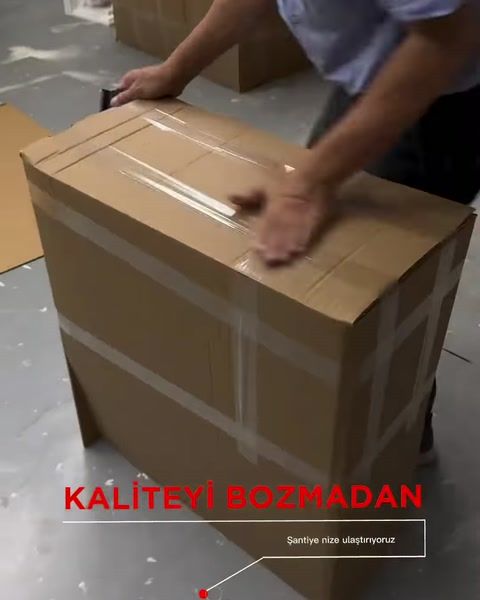 Karton ambalajın çevresi koruyucu bant şeritleriyle güçlendiriliyor