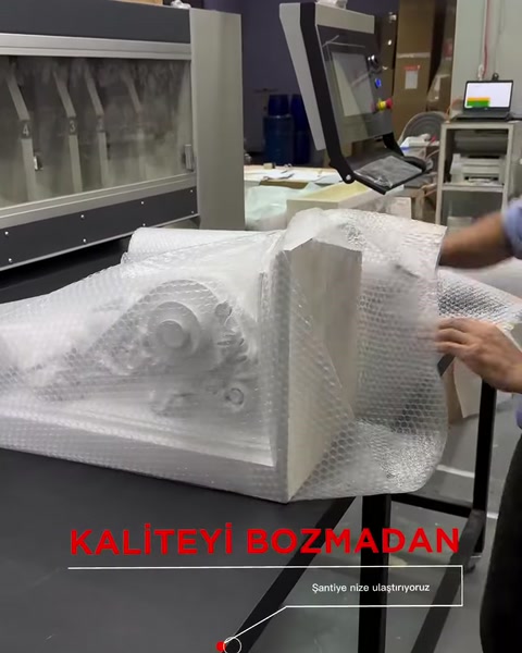 Payandanın köşe ve kenarları koruyucu ambalaj içinde kapatılıyor