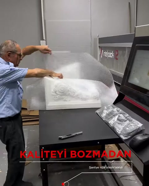 Ambalajlanan poliüretan payanda paketleme makinesinde işleme hazırlanıyor