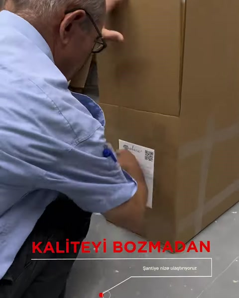Etiketlenen karton kutunun kenarları bantla sağlamlaştırılıyor