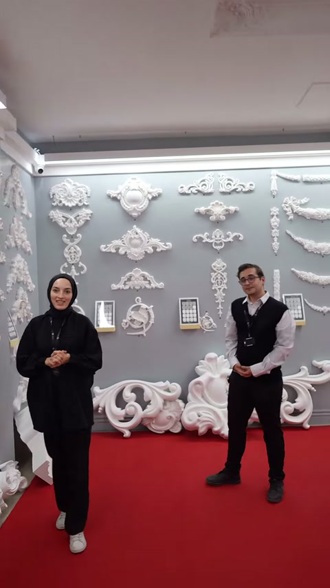Ekip sergi duvarındaki çeşitli motif örneklerini birlikte tanıtıyor