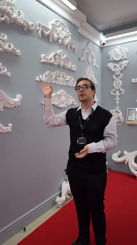 Duvarın üst kısmındaki geniş dekoratif motifler elle gösteriliyor