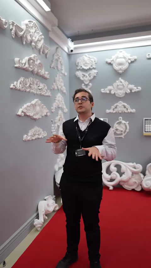 Çiçekli göbekler ve kıvrımlı aplikler sunum sırasında görülüyor
