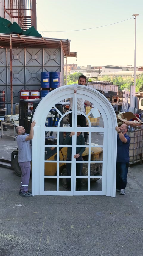 Kemerli pencere ve geniş söve kombinasyonu önden sergileniyor