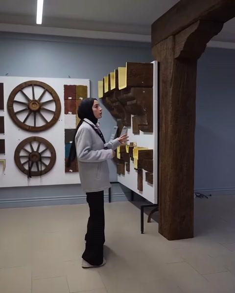 Sergi alanında ahşap görünümlü büyük kiriş ve farklı ürün örnekleri