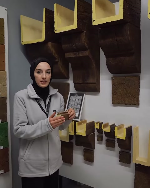 Duvar panosunda farklı boyutlardaki kiriş ve mertek modelleri