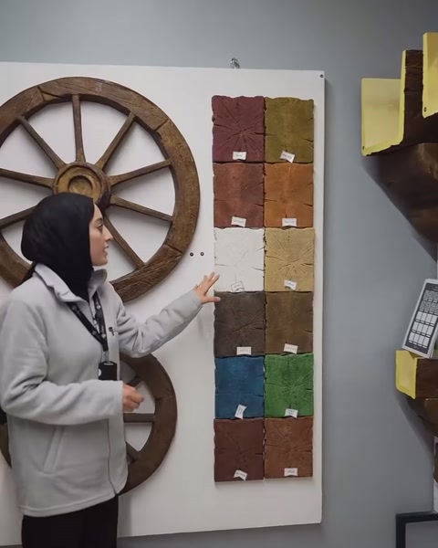 At arabası tekeri yanında sıralanan renkli panel numuneleri
