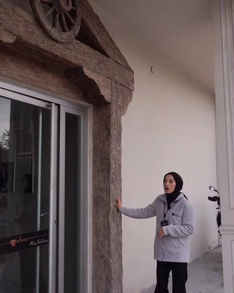 Ahşap görünümlü ürünlerle tamamlanan dış cephe pencere uygulaması