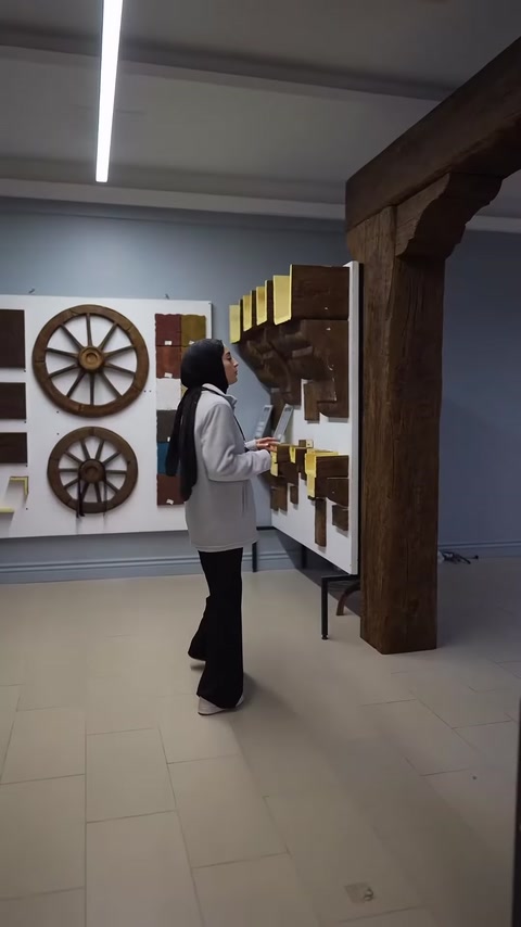 Showroomda büyük ahşap görünümlü kiriş sistemi ve birleşim detayları