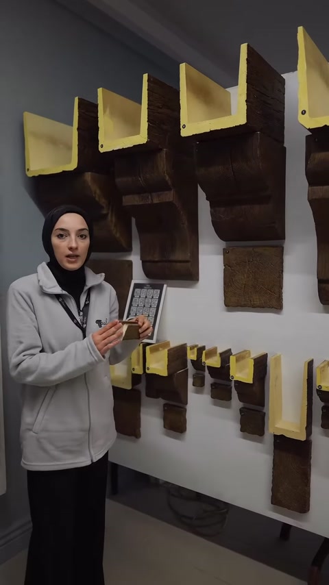 Duvar üzerinde farklı boyutlarda ahşap görünümlü profil örnekleri