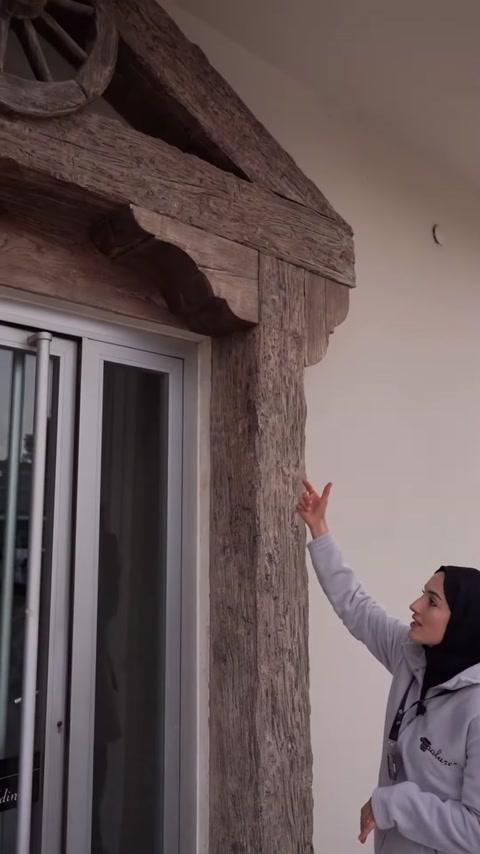 Pencere üstündeki rustik kiriş ve payanda uygulamasının yakın görünümü