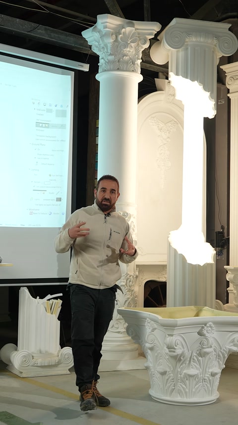 Yivli sütun ve dekoratif kemer showroom ortamında birlikte tanıtılıyor.