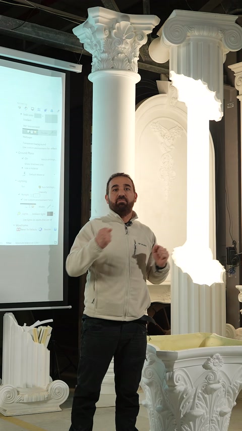 Sunucu, farklı sütun bileşenleri arasında iki eliyle açıklama yapıyor.
