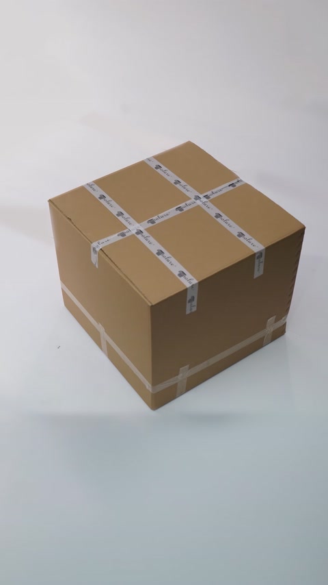 Dekoratif ürünler sevkiyat için kapalı kutuda paketlenmiş