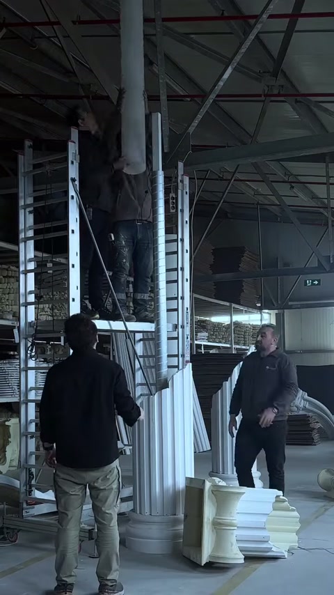 İskele üzerindeki usta sütunun üst kısmında bağlantı hazırlıyor.