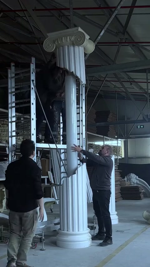 Dekoratif sütunun kırık görünümlü üst gövdesi elle hizalanıyor.