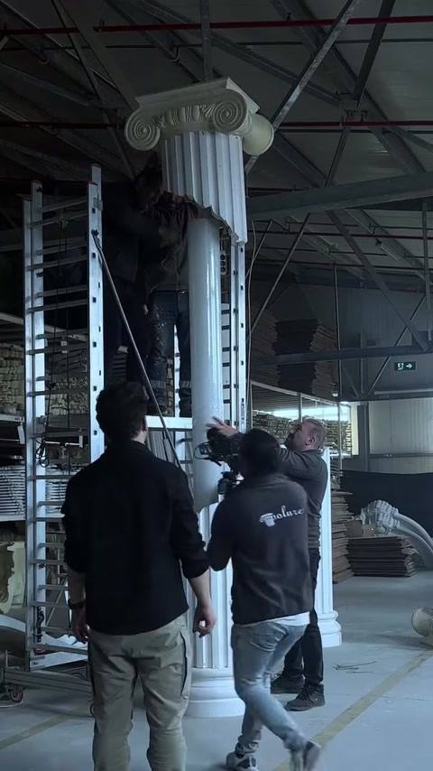 Ekip kırık sütun efektindeki açık bölüm çevresinde çalışıyor.