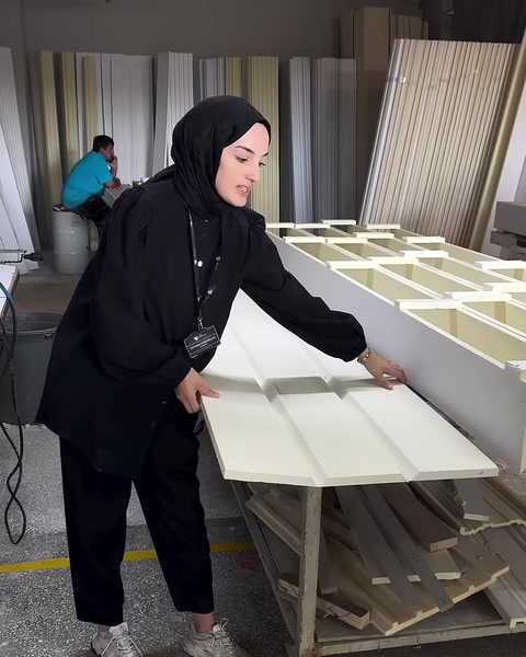 Farklı kesitlere sahip poliüretan parçalar çalışma tezgâhında sergileniyor