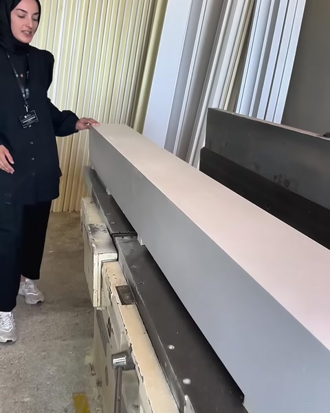 Tam boy kiriş parçası üretim tezgâhı boyunca uzanıyor