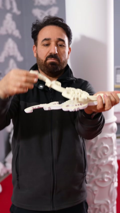 Usta, aplik kanadını bükerek parçanın hareketli formunu sergiliyor.